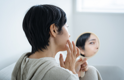 顔を若返らせる